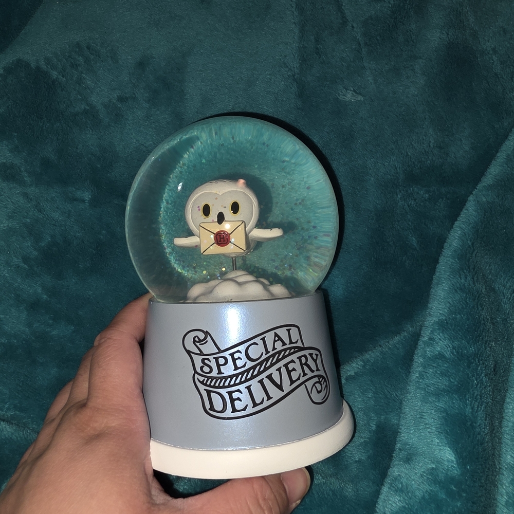 Special Delivery Snow Globe with White Owl HEDWIG HARRY POTTER
